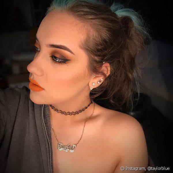 O batom laranja promete ser sinônimo de primavera/verão 2017 e vale a pena apostar desde as nuances mais claras até as mais escuras desse cosmético! ( Foto: Instagram @taylorblue )